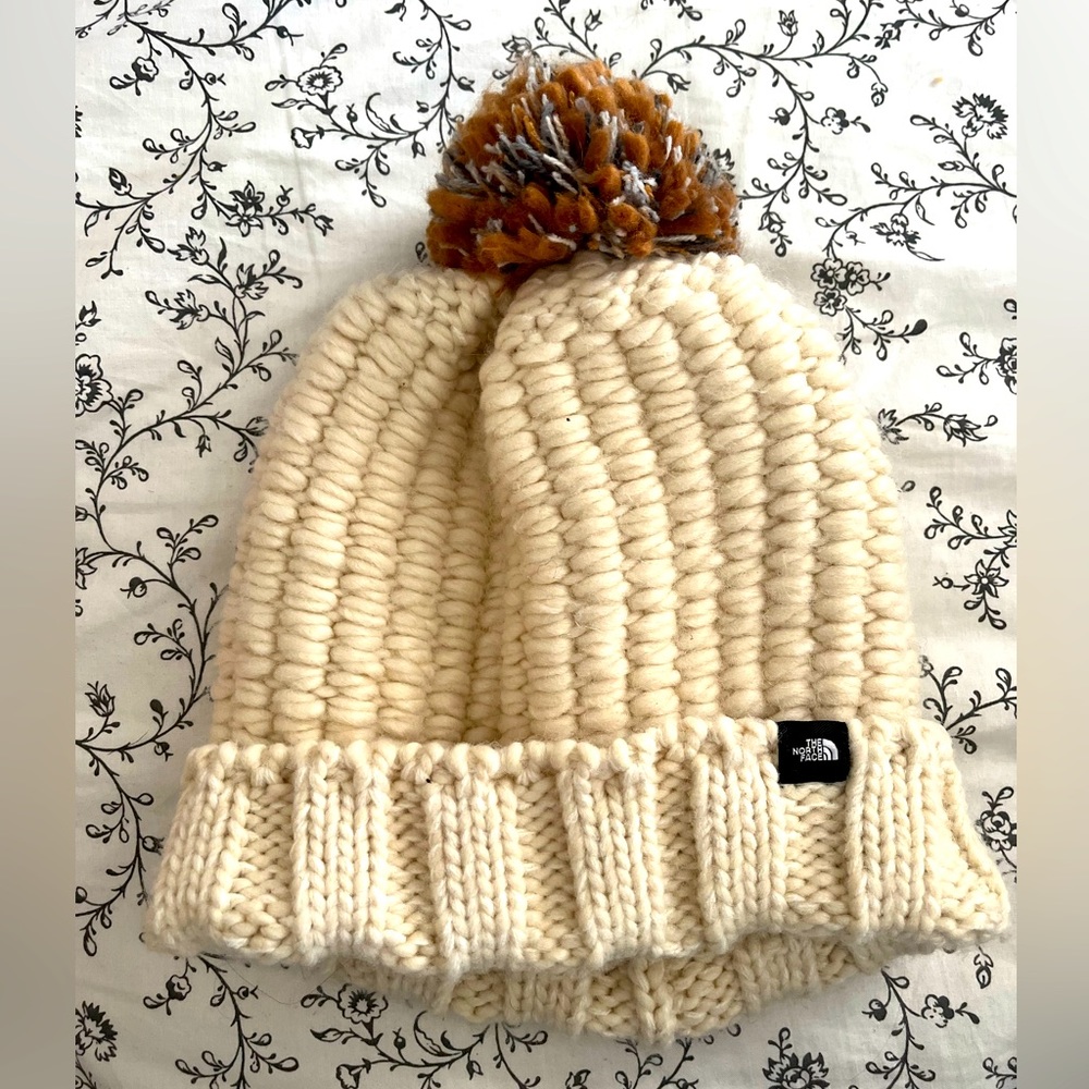North Face Knit 🧶 Pom Beanie Women’s